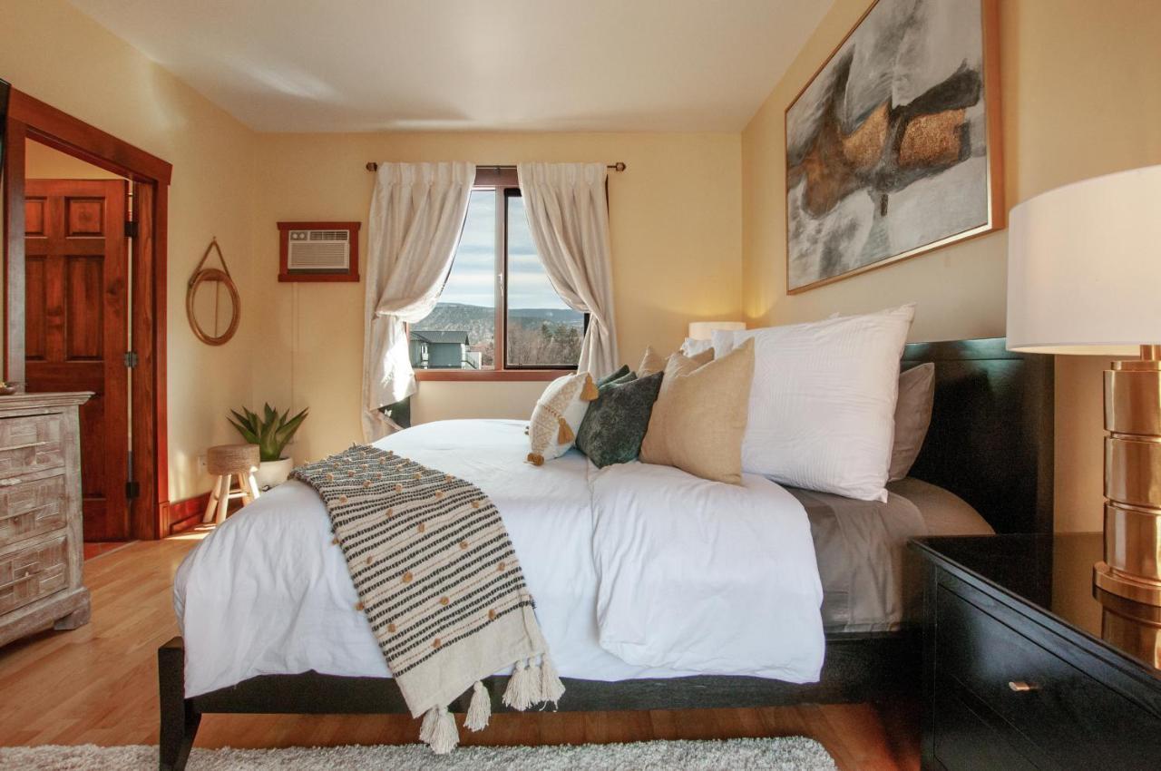 Casa Grande Inn & Suites ペンティクトン エクステリア 写真