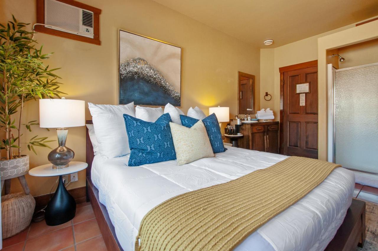 Casa Grande Inn & Suites ペンティクトン エクステリア 写真